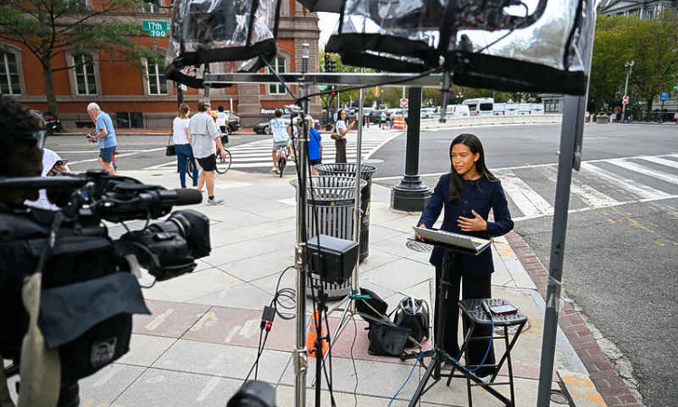 White House turns away CNN, MS NOW, Politico reporters